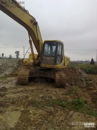 下雨天，拍下我的小松黑发动机头勾机！！