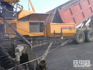 三一摊铺机施工图片