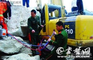 巨石滚落压挖机