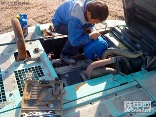神钢10型挖掘机换机油