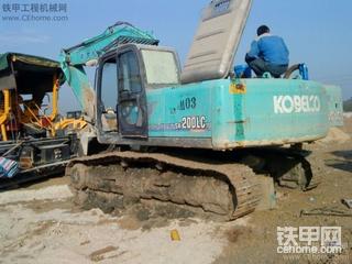 神钢10型挖掘机换机油