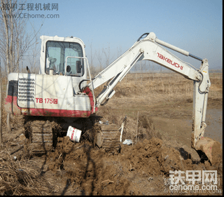 竹内的三个型号挖掘机