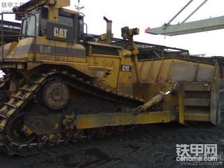 煤场工作的卡特D9T推土机