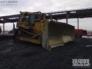 煤场工作的卡特D9T推土机