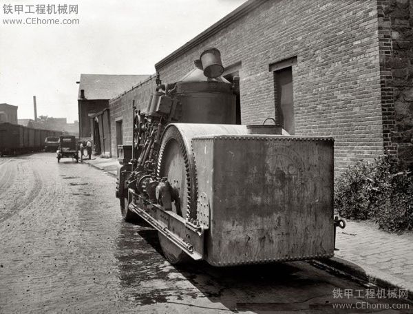 古董的蒸汽壓路機