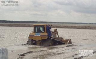 陷入泥坑的推土机