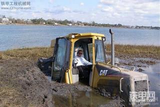 陷入泥坑的推土机