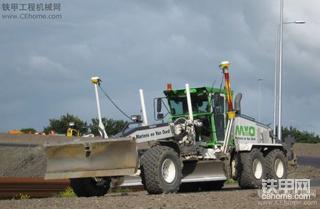 国外带推土铲的平地机
