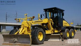 国外带推土铲的平地机