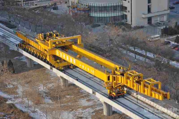 樓下的架梁機(jī)跟運(yùn)梁車