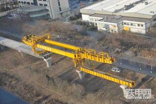 楼下的架梁机跟运梁车