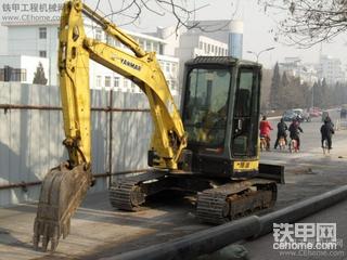 冬日忙施工的挖掘机