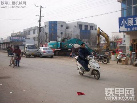 門前的洗車店~挖機(jī)比汽車還多