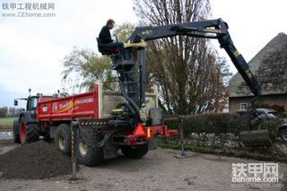 这拖车还可以自己装卸~