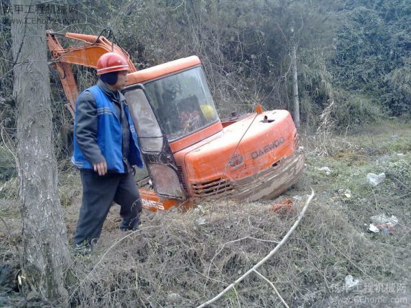 大宇55挖掘機陷車了