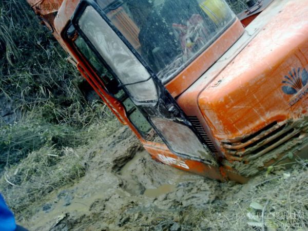 大宇55挖掘機陷車了