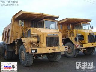 一组已被收购的品牌自卸车