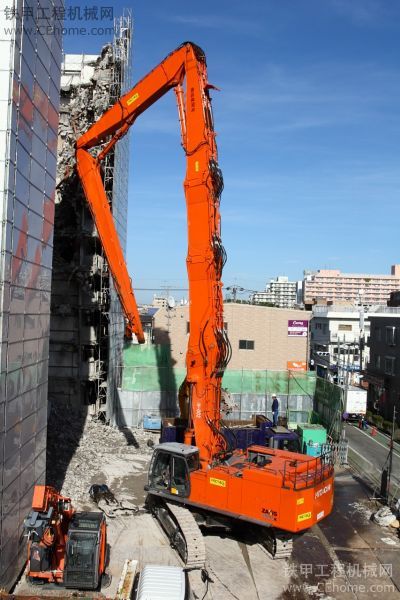 日立建機美圖送上