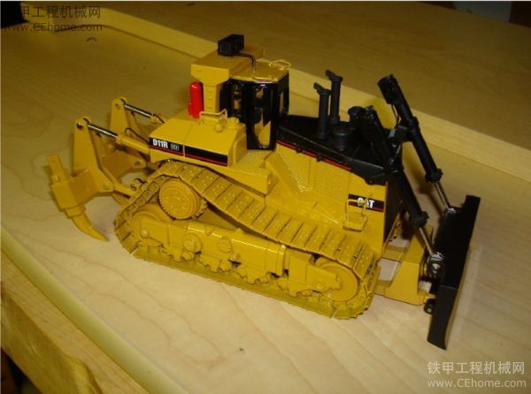 高人改進的Cat D11R Push-dozer