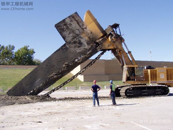 強(qiáng)悍的挖溝機(jī)