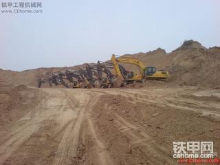 我们工地上比龙江河工地上的挖掘机多``