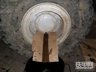 保养三一YZ26E 26T振动压路机