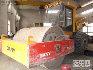 保养三一YZ26E 26T振动压路机