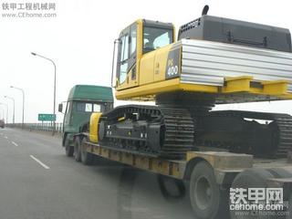 刚出码头的小松PC400。