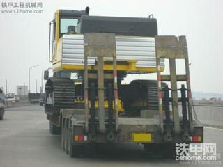 刚出码头的小松PC400。