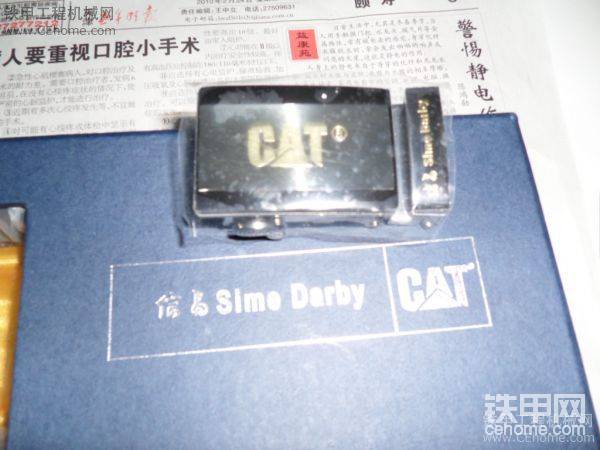 皮帶卡子和盒蓋上的CAT及信昌字樣。