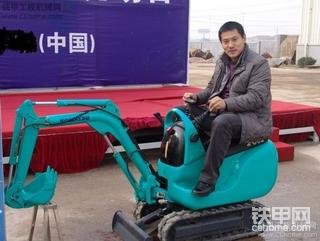 挖机用户买走小松PC01玩具挖掘机