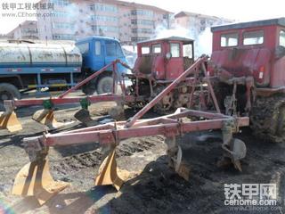 古董的东方红70马力推土机，启动、带犁。