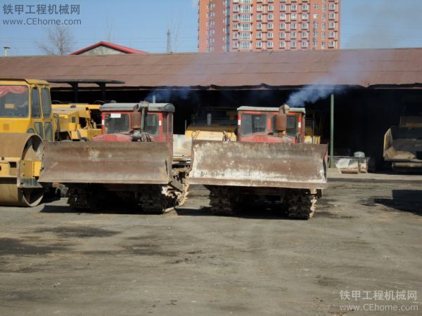 古董的東方紅70馬力推土機(jī)，啟動(dòng)、帶犁。