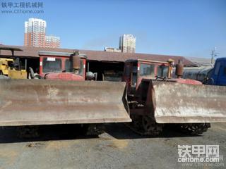 古董的东方红70马力推土机，启动、带犁。