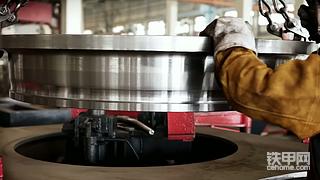 震撼！三一巨型工厂的大型挖掘机制造现场